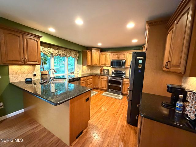 1008 Hialea Court, Holland, OH 43528