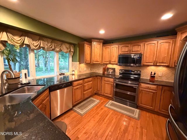 1008 Hialea Court, Holland, OH 43528