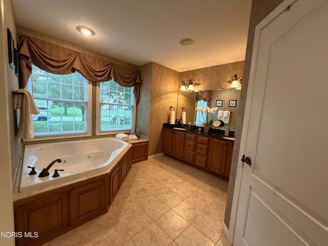 1008 Hialea Court, Holland, OH 43528