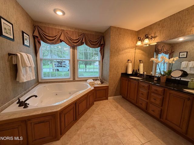 1008 Hialea Court, Holland, OH 43528