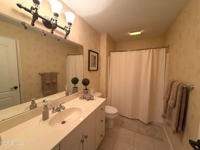 1008 Hialea Court, Holland, OH 43528