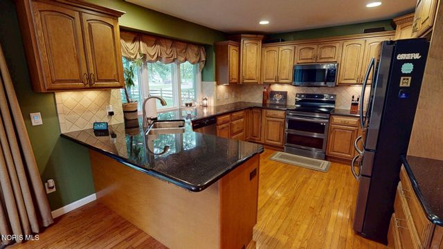 1008 Hialea Court, Holland, OH 43528