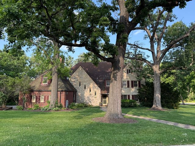 2221 Twin Oak Road, Peru, IL 61354