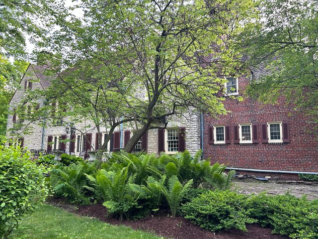 2221 Twin Oak Road, Peru, IL 61354