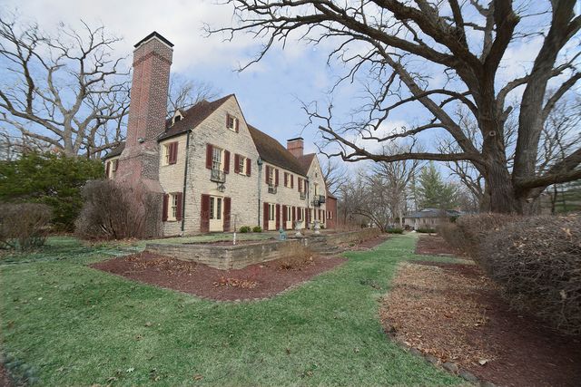 2221 Twin Oak Road, Peru, IL 61354