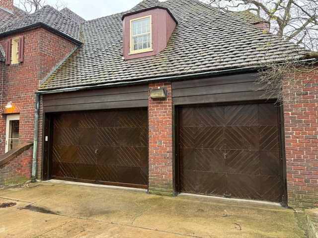 2221 Twin Oak Road, Peru, IL 61354