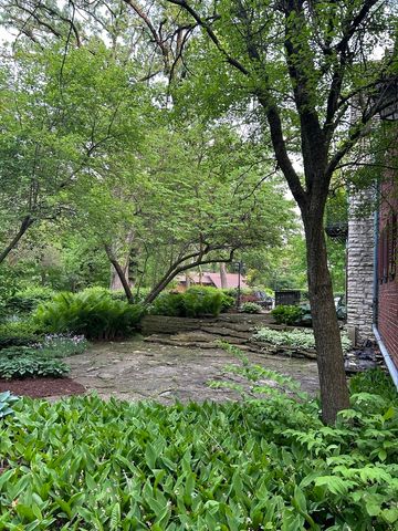 2221 Twin Oak Road, Peru, IL 61354