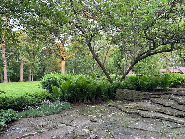 2221 Twin Oak Road, Peru, IL 61354