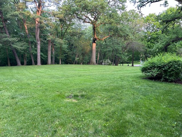 2221 Twin Oak Road, Peru, IL 61354