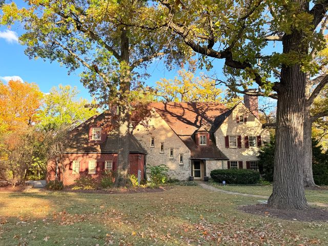 2221 Twin Oak Road, Peru, IL 61354