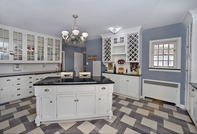 2221 Twin Oak Road, Peru, IL 61354