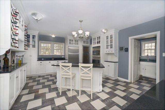 2221 Twin Oak Road, Peru, IL 61354