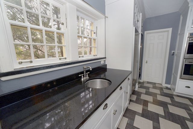 2221 Twin Oak Road, Peru, IL 61354