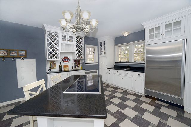 2221 Twin Oak Road, Peru, IL 61354