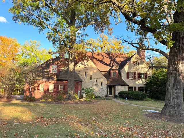 2221 Twin Oak Road, Peru, IL 61354