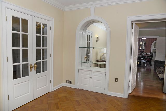 2221 Twin Oak Road, Peru, IL 61354