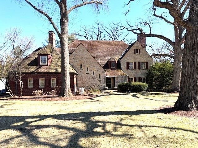 2221 Twin Oak Road, Peru, IL 61354