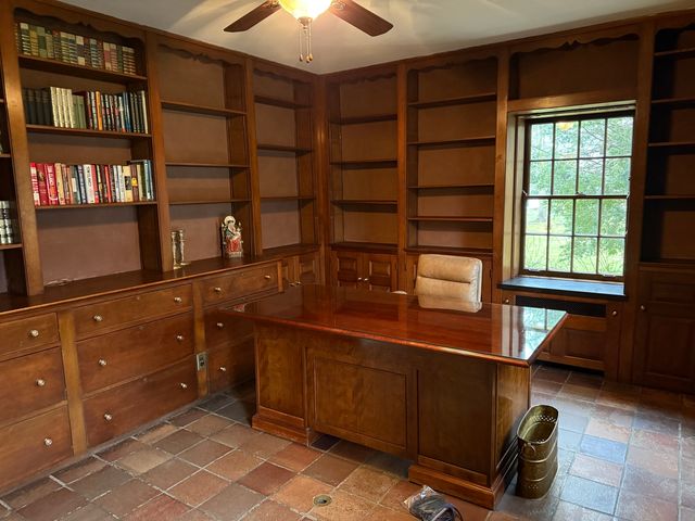 2221 Twin Oak Road, Peru, IL 61354