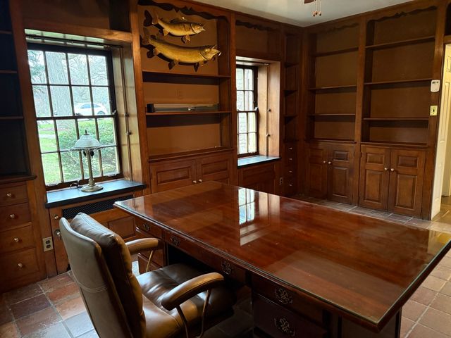 2221 Twin Oak Road, Peru, IL 61354