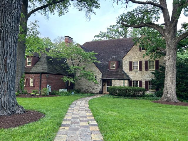 2221 Twin Oak Road, Peru, IL 61354