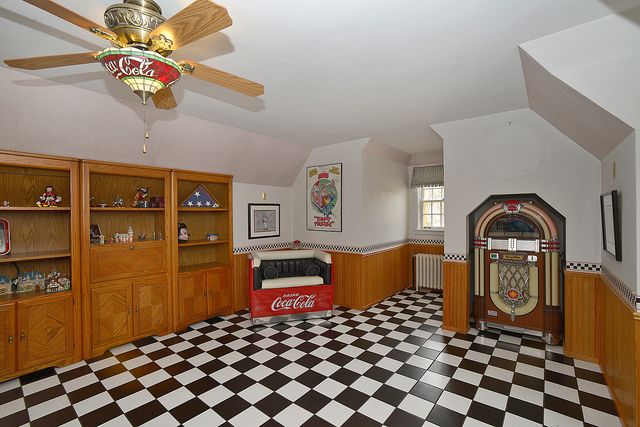 2221 Twin Oak Road, Peru, IL 61354