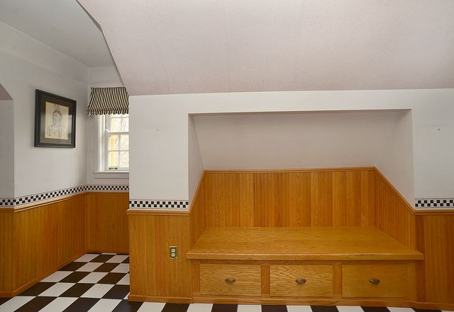 2221 Twin Oak Road, Peru, IL 61354