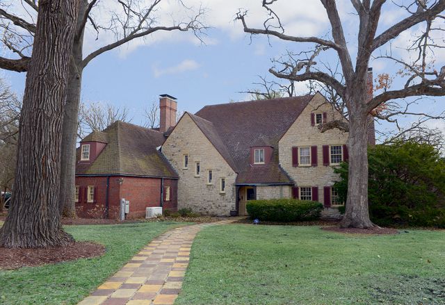 2221 Twin Oak Road, Peru, IL 61354