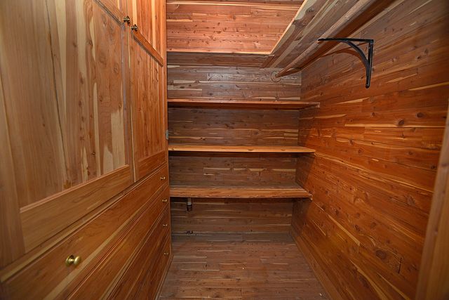 2221 Twin Oak Road, Peru, IL 61354