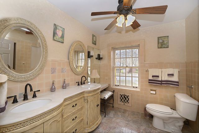 2221 Twin Oak Road, Peru, IL 61354