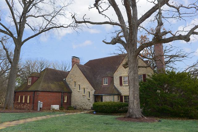 2221 Twin Oak Road, Peru, IL 61354