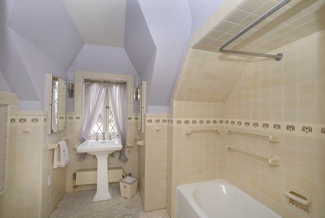 2221 Twin Oak Road, Peru, IL 61354