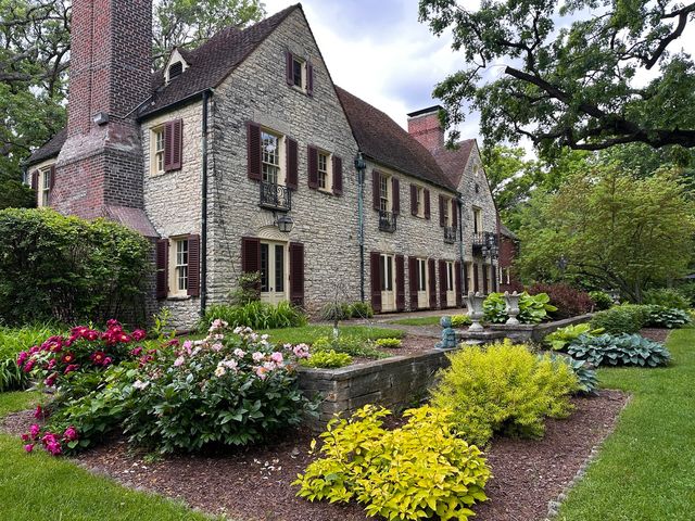 2221 Twin Oak Road, Peru, IL 61354