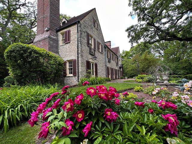 2221 Twin Oak Road, Peru, IL 61354