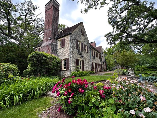 2221 Twin Oak Road, Peru, IL 61354