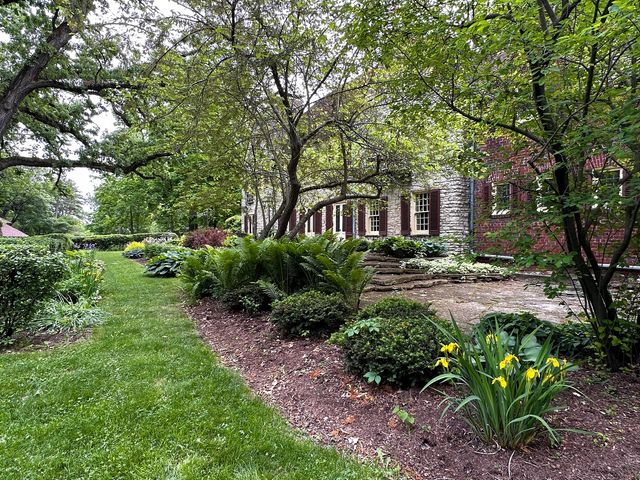 2221 Twin Oak Road, Peru, IL 61354