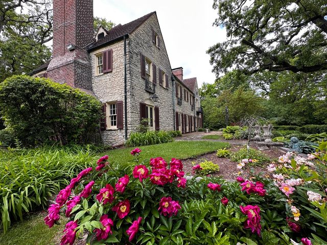 2221 Twin Oak Road, Peru, IL 61354