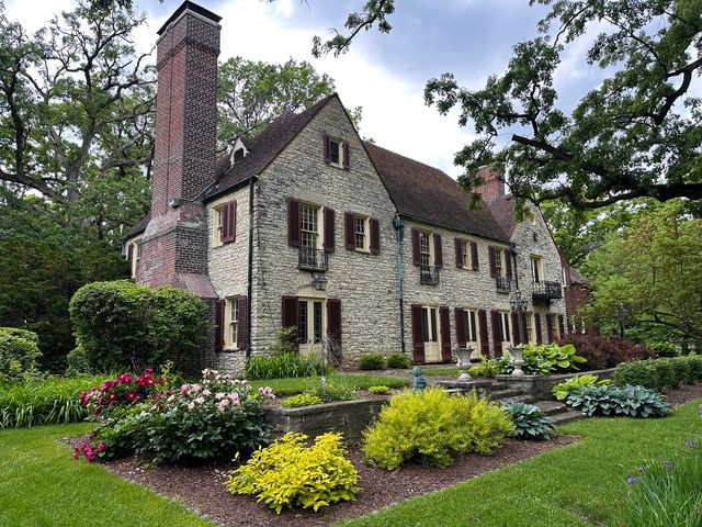 2221 Twin Oak Road, Peru, IL 61354