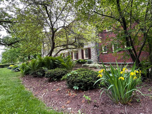 2221 Twin Oak Road, Peru, IL 61354