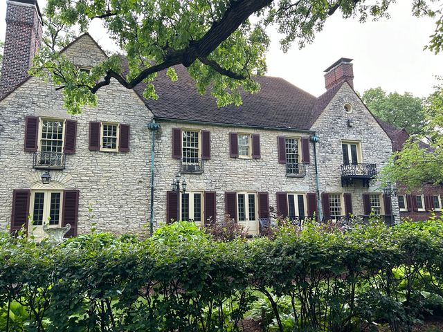 2221 Twin Oak Road, Peru, IL 61354