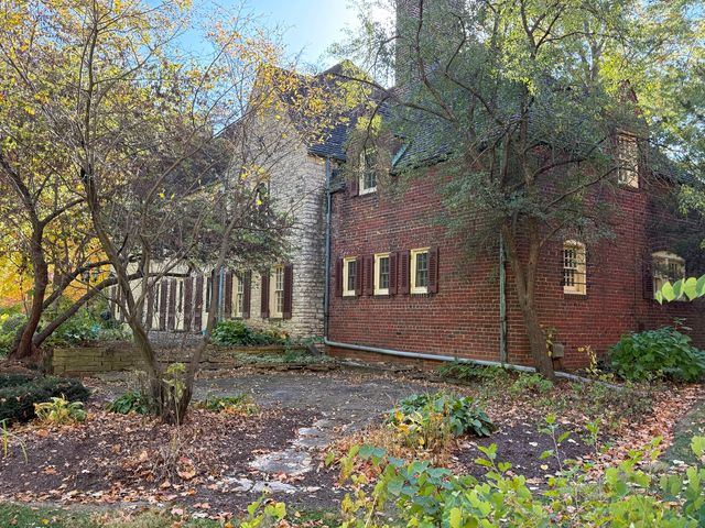 2221 Twin Oak Road, Peru, IL 61354