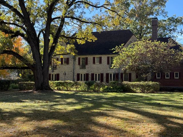 2221 Twin Oak Road, Peru, IL 61354