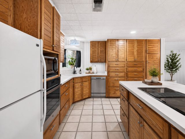310 Navajo Trail, Gainesville, TX 76240