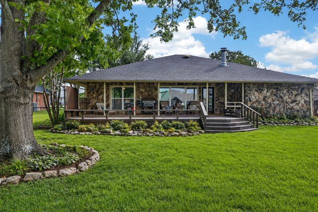 310 Navajo Trail, Gainesville, TX 76240