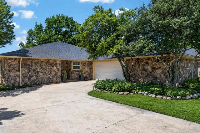310 Navajo Trail, Gainesville, TX 76240