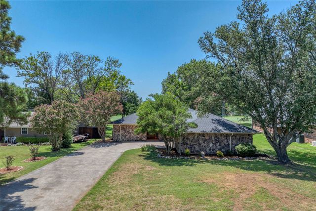 310 Navajo Trail, Gainesville, TX 76240