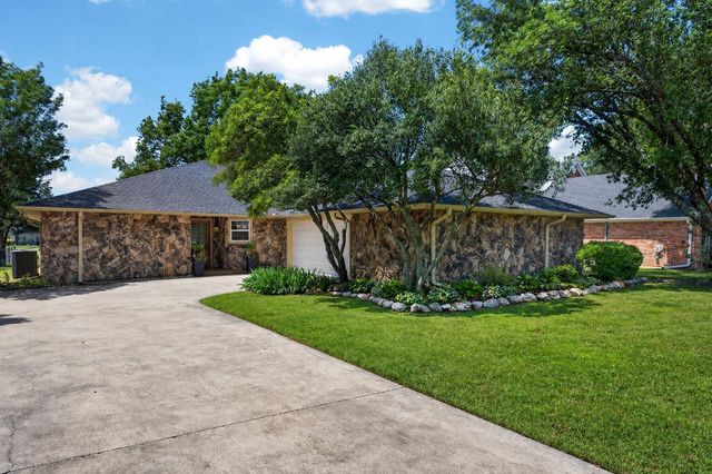 310 Navajo Trail, Gainesville, TX 76240
