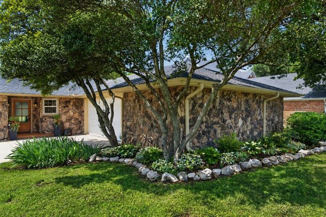 310 Navajo Trail, Gainesville, TX 76240