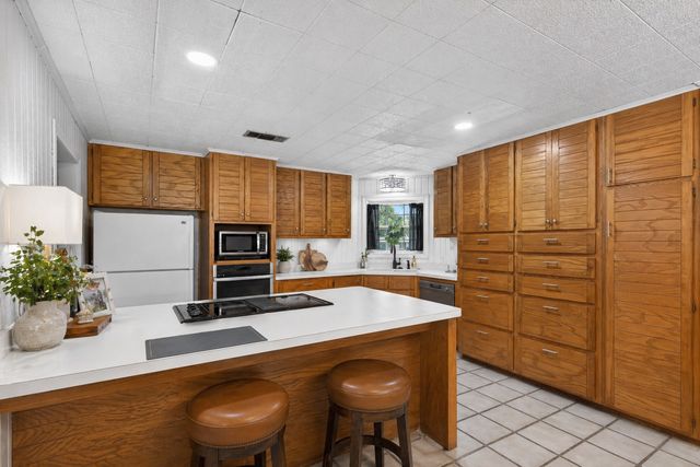310 Navajo Trail, Gainesville, TX 76240