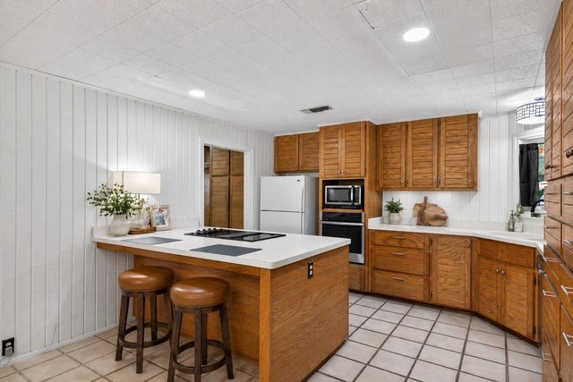 310 Navajo Trail, Gainesville, TX 76240