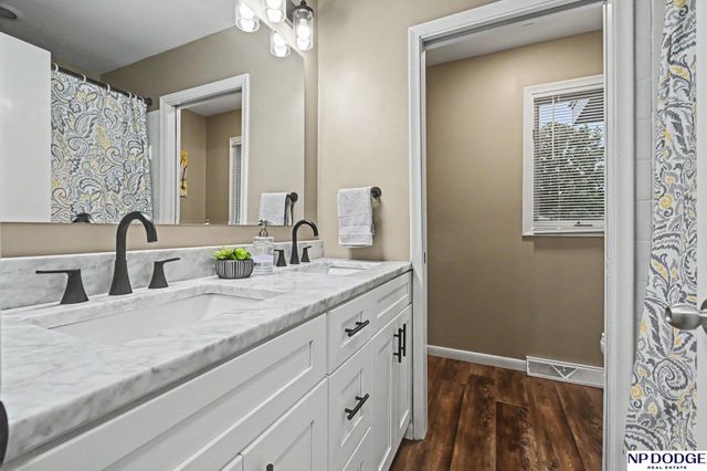 15827 Leavenworth Street, Omaha, NE 68118